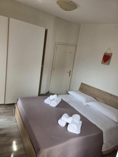 a bedroom with two beds with towels on them at Ampia terrazza privata a due passi da Pizzo e Tropea in Vibo Valentia Marina