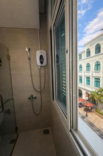 a shower in a bathroom with a window at Leo'J Hotel & Apartment in Phú Quốc