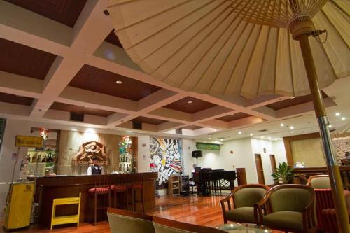 a bar in a restaurant with a large ceiling at Laithong Hotel Ubon Ratchathani in Ubon Ratchathani