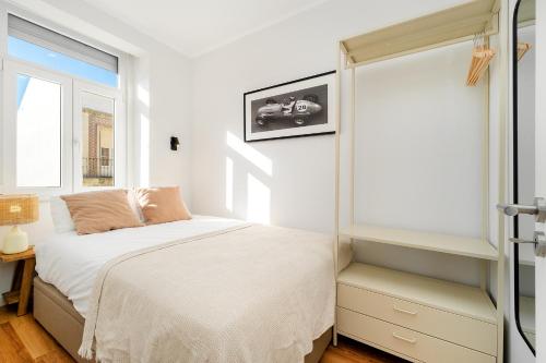 Stylish 2BR with Amazing Natural Light by Soulplaces