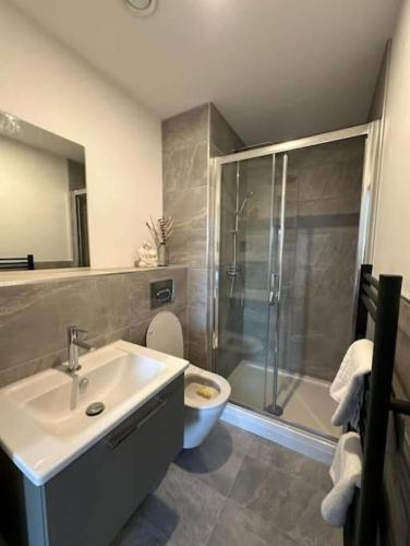 Modern Central York Apartment - Free Parking & Gym photo 9