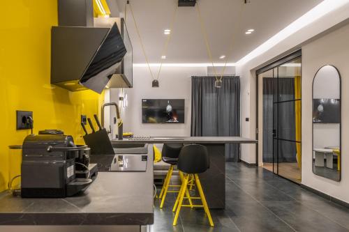 Studio 8 black & Yellow Urban Apartment City Center