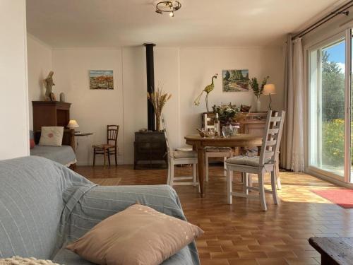 a living room with a couch and a table at Villa hortus mariae in Le Thoronet