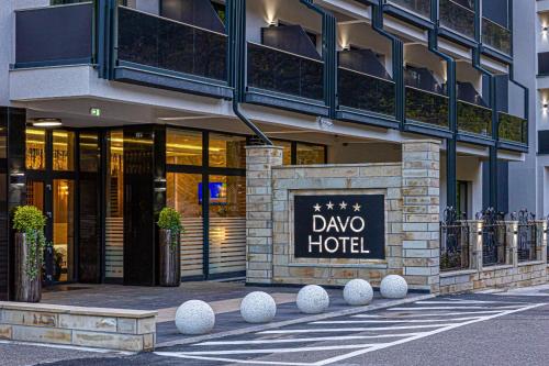 a building with a sign that reads dna hotel at Davo Hotel in Târgu Neamț