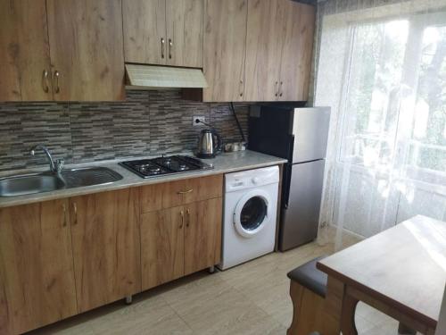 Кухня или мини-кухня в Vadamar Apartment
