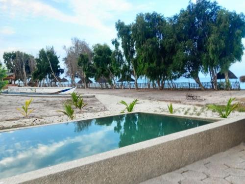 Villa avec piscine et pieds dans l'eau
