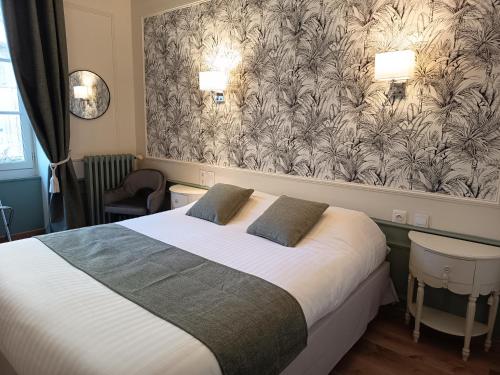 a hotel room with a bed and a wall mural at Le Pavillon Saint-Martin in Souillac