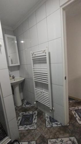 a bathroom with a shower and a sink at Departamento Independiente a 2 cuadras de Costanera in Punta Arenas