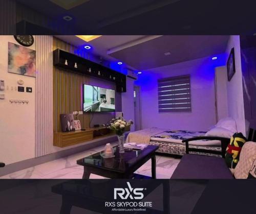 ein Wohnzimmer mit Sofa und Fernseher in der Unterkunft RXS SkyPod #3 Suite Condotel - Roxas City in Roxas City
