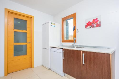 a kitchen with a sink and a refrigerator at Residencial Suites Valldemossa - Turismo de Interior in Valldemossa