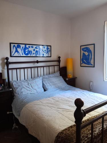 ein Schlafzimmer mit einem großen Bett mit blau-weißer Bettwäsche in der Unterkunft Villinolapieve in Castelfiorentino