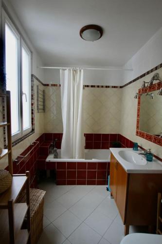a bathroom with a tub and a sink at Studio de Rêves -SV245- Centre Vincennes in Vincennes