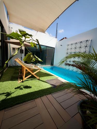 a backyard with a swimming pool and a house at "Casa Mosso" en San Felipe del Agua in Oaxaca City