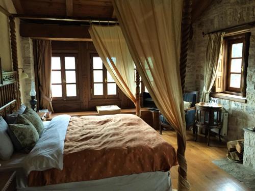 カルペニシにあるOld Innの窓付きの部屋にベッド付きのベッドルーム1室があります。