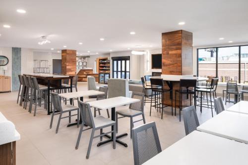 a dining room with tables and chairs and a cafeteria at Garner Hotel Pigeon Forge Downtown by IHG in Pigeon Forge