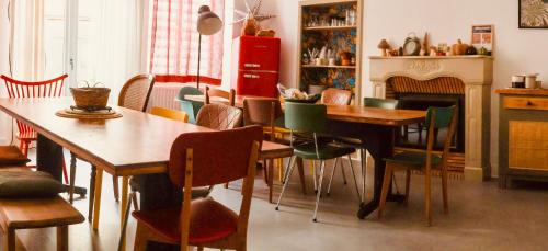 a dining room with a table and chairs at Grande maison de ville MALO LEONE 250m2 pour 15 personnes proche du Puy du Fou in Mauléon