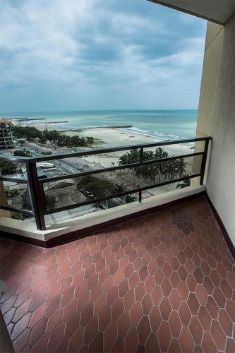 a balcony with a view of the beach and the ocean at Hotel arimaca in Ríohacha