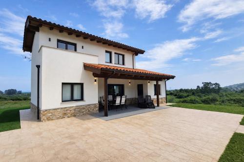Casa Llanes con Jardín y Vistas – Mar y Cuera