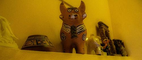 a statue of a cat sitting on a shelf at Hotel Deza in Lampa