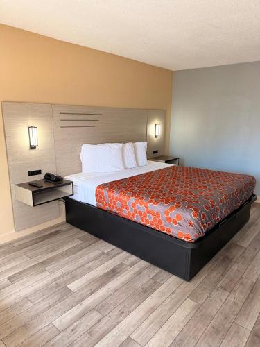 a large bed in a hotel room at Milan inn & Suites in Milan