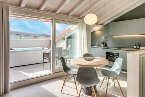 a kitchen and dining room with a table and chairs at Zeno Suites in Verona