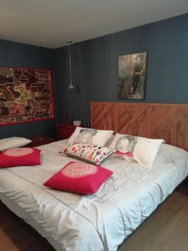 Maison individuelle في Morières-lès-Avignon: سرير عليه وسادتان