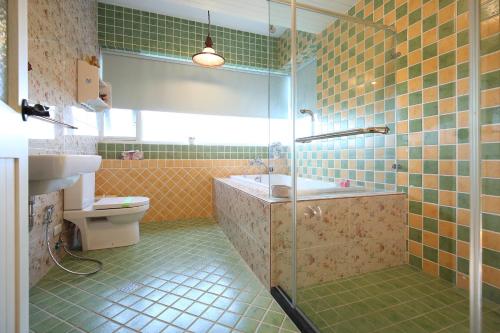 ein Badezimmer mit einer Dusche, einer Badewanne und einem WC in der Unterkunft Hanna Rosa Villa in Jialin