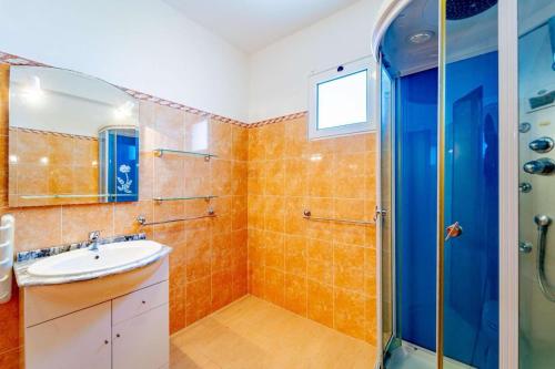 ein Badezimmer mit Waschbecken und Dusche in der Unterkunft Oceanview room in Ponta Delgada