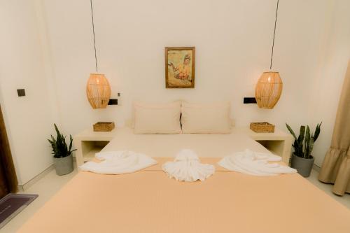 a room with a bed with towels on it at Cafe San-Khara in Ahangama