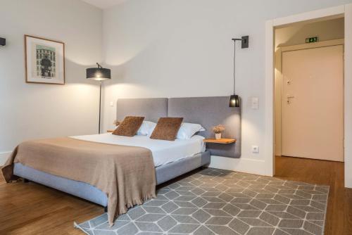 a bedroom with a large bed in a room at Uma Formosa Apartments in Porto