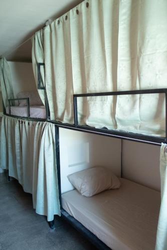 Yek Hostels