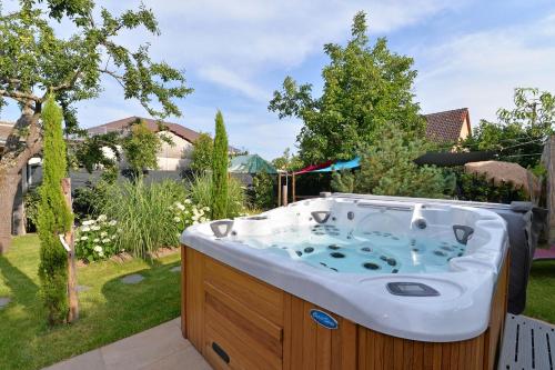 a jacuzzi tub in the backyard of a house at Gîte privatif avec spa, sauna à Colmar in Logelbach