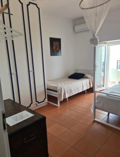 a bedroom with a bed and a mirror at Tini’s Home in Vuno