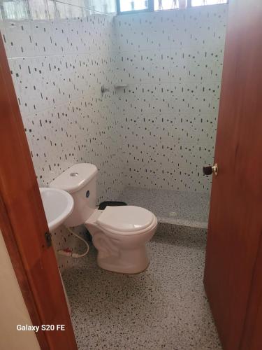 a bathroom with a toilet and a sink at Casa Campestre Kostal Azul in Tocaima