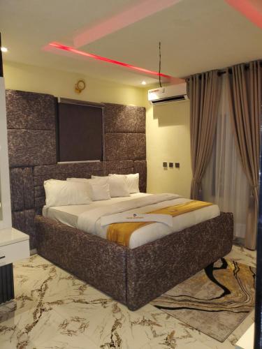 a bedroom with a large bed in a room at Vingoze Apartments in Fatade