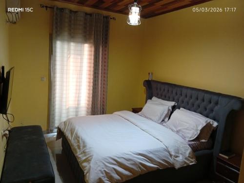 Llit o llits en una habitació de High ngadac house