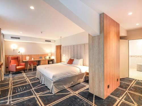 a hotel room with a bed and a desk at Hotel Mercure Poznań Centrum in Poznań