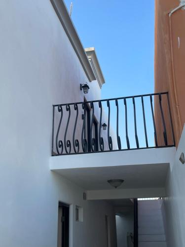 eine Treppe in einem Gebäude mit Balkon in der Unterkunft Loft B in Mexicali