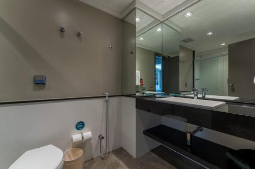 Um banheiro em Hotel Deville Prime Cuiabá