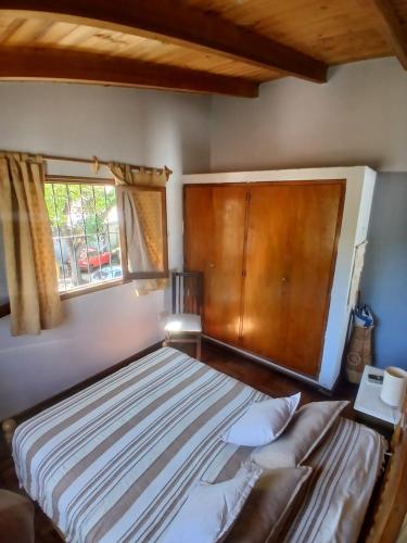 a bedroom with a large bed and a window at Departamento Independiente con Terraza in La Cieneguita