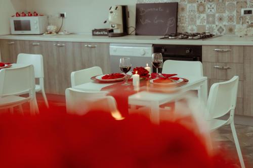 a kitchen with a table with glasses of wine at Villa Enza B&B in Ginosa