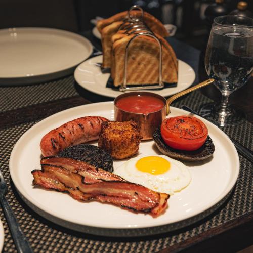 Dakota Leeds — Breakfast