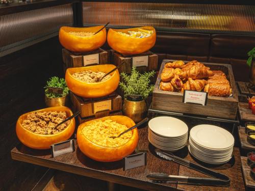 Dakota Leeds — Buffet breakfast