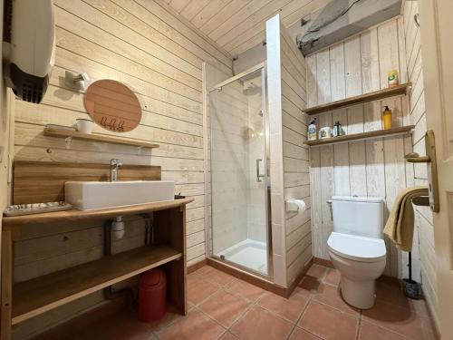 un bagno con WC, lavandino e doccia di Garate a Espelette