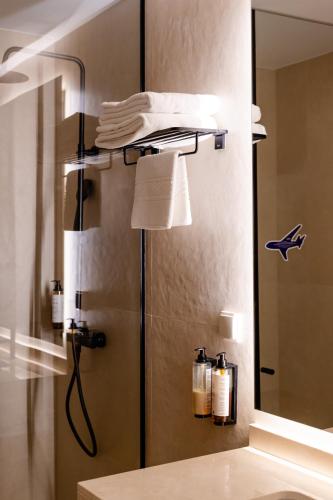 a bathroom with a mirror and a lamp and a sink at Oporto Fly Hotel in Maia