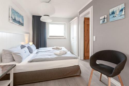 a bedroom with a bed and a chair in it at Lee in Juist