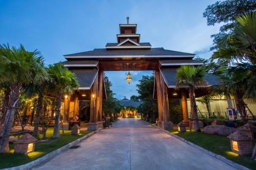 Taman di luar Hotel de l'amour SHA PLUS