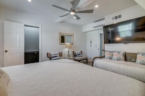 Walk to Beach: 3BR w/ Fire Pit & Plenty of Parking photo 8