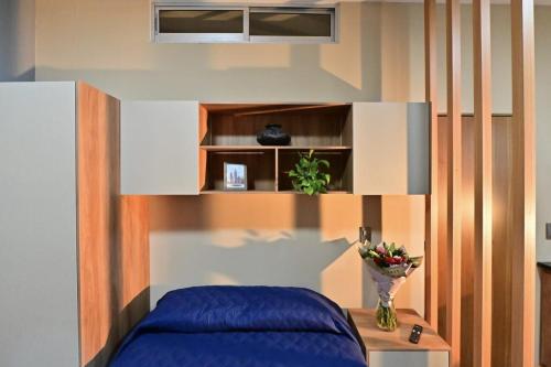 a bedroom with a bed and a vase of flowers on a table at Loft centrico en Morelia in Morelia