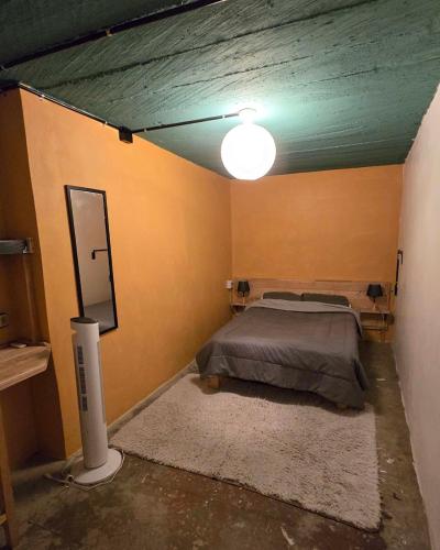 En eller flere senge i et værelse på La Fortaleza Hostel